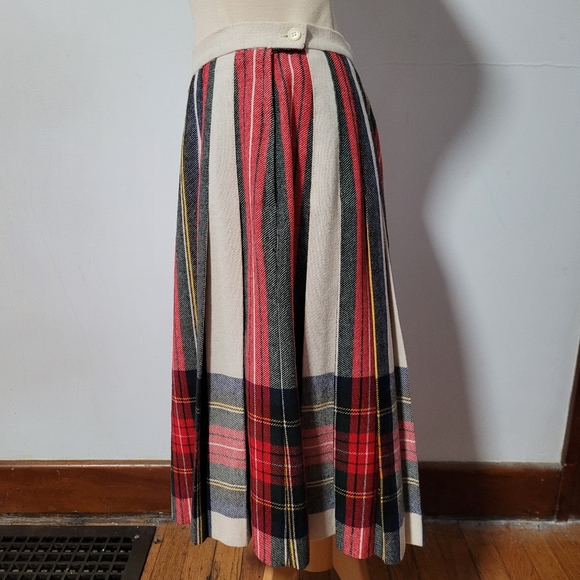 Pleated plaid skirt - Picture 3 of 5